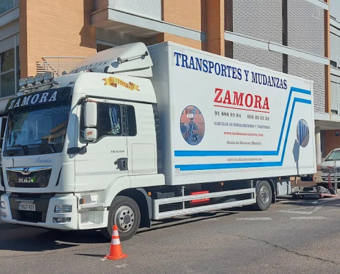 Empresa realizando una mudanza en septiembre en Alcalá de Henares con cajas y muebles protegidos