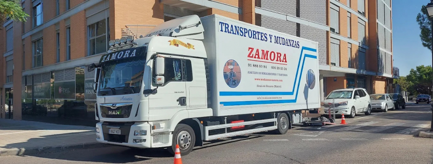 Empresa realizando una mudanza en septiembre en Alcalá de Henares con cajas y muebles protegidos