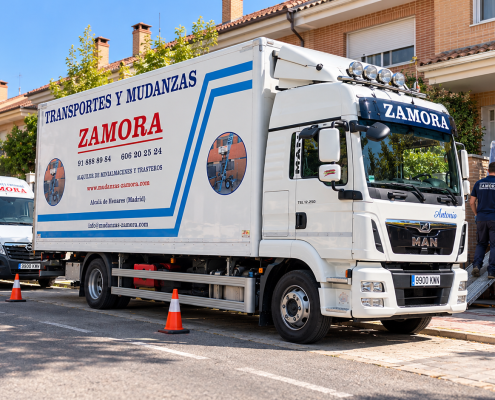 Vehículos de Mudanzas Zamora realizando una mudanza en un chalet adosado de Alcalá de Henares